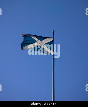 Scottish si intraversa 'St Andrews Cross' bandiera che fluttua nel vento con cielo azzurro sfondo, Edimburgo, Scozia Foto Stock