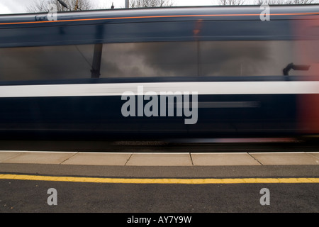 La National Express Electric Inter City treno passa alla velocità con motion blur Foto Stock