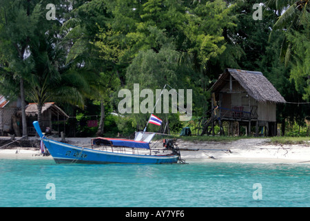 Tradizionale longtail boat e Malga Mare villaggio zingaro Ko Lipe island Foto Stock