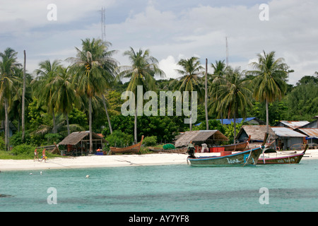 Tradizionale longtail boat e capanne sul mare villaggio zingaro Ko Lipe island Foto Stock