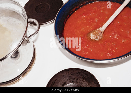 La pasta e la salsa di pomodoro sulla stufa Foto Stock