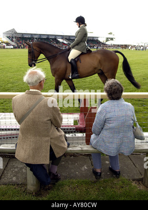 Evento equestre presso il Royal Highland Show Edinburgh giovane guardando Horse Show Jumping Foto Stock