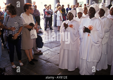 Gli amanti della chiesa britannica nera, prendono il loro servizio a Covent Garden London, danza spirituale in plaza. ANNI '90 REGNO UNITO HOMER SYKES Foto Stock