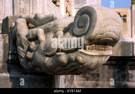 Settembre 28, 2006 - La testa di un dragone cinese su una facciata di un tempio a Pechino la Città Proibita. Foto Stock