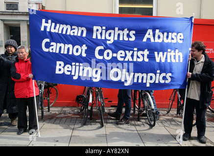 Anti-China manifestanti a Londra torcia olimpica Foto Stock