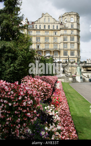 Città di Bath, Inghilterra. Composizioni floreali in bagno's Parade Gardens con l'Empire Hotel in background. Foto Stock