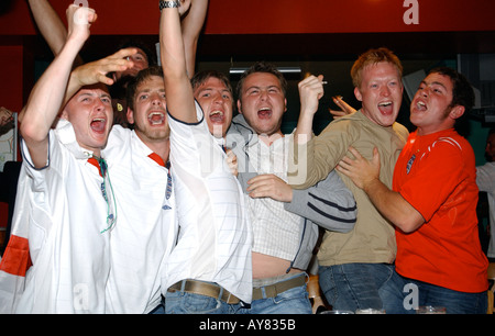 Inglese per gli appassionati di calcio a guardare una partita Foto Stock
