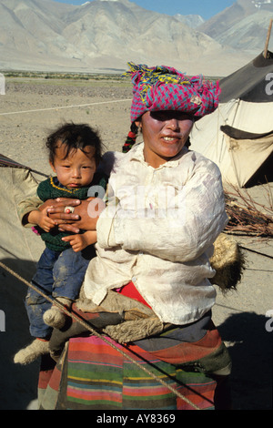 Il Nomad la madre e il bambino camping in pellegrinaggio al Sacro Monte Kailash nel Tibet occidentale Foto Stock