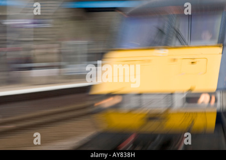 La National Express Electric Inter City treno passa alla velocità con motion blur Foto Stock