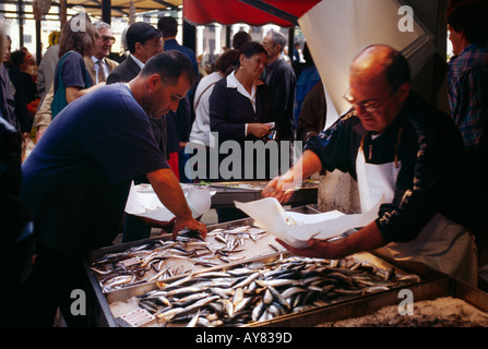 Sardine in vendita nel mercato del pesce dal Ponte di Rialto San Polo Venezia Italia Foto Stock