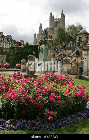 Città di Bath, Inghilterra. Composizioni floreali in bagno's Parade Gardens con l'Empire Hotel in background. Foto Stock