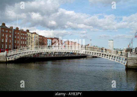 Halfpenny pedonale ponte che attraversa il fiume Liffey a Dublino in Irlanda ha penny Bridge Foto Stock