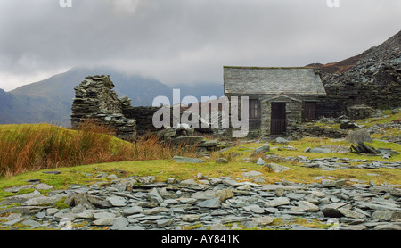 Dub capanno. Un minatore della cottage a Fleetwith Pike Lake District Honister Slate miniera con alta falesia in background. Foto Stock