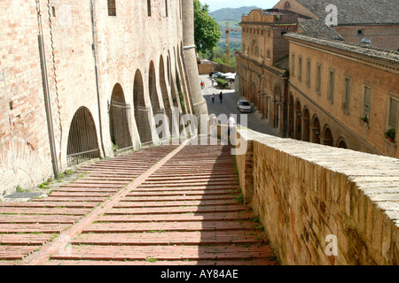 Le fasi che portano alla molto visitato Palazzo Ducale di Urbino nelle Marche Marche Italia Foto Stock