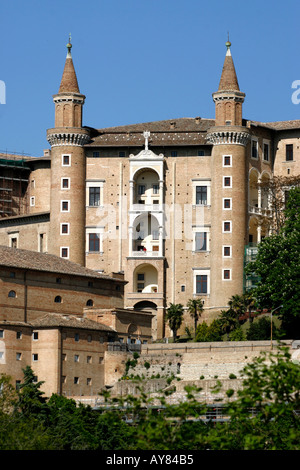 Twin towers al molto visitato Palazzo Ducale di Urbino nelle Marche Marche Italia Foto Stock
