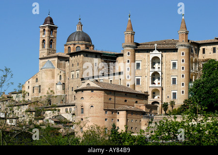 Il Palazzo Ducale che domina il paesaggio di Urbino in LeMarche Marche Italia Foto Stock
