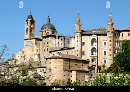 Il Palazzo Ducale che domina il paesaggio di Urbino in LeMarche Marche Italia Foto Stock