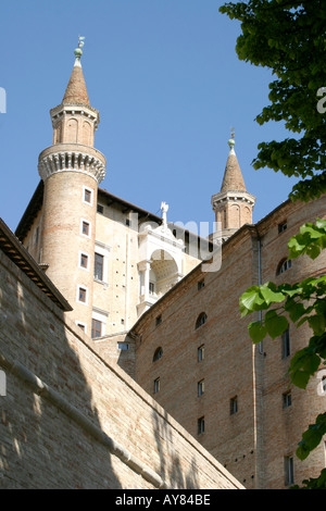 Drammatica torri del Palazzo Ducale di Urbino nelle Marche ,le Marche, Italia Foto Stock