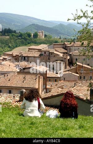 Ragazze seduto su una collina panoramica godendo di Urbino nelle Marche in Italia Foto Stock