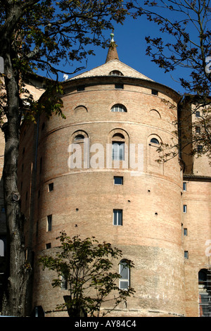 Torre rotonda al molto visitato Palazzo Ducale nel centro storico della città di Urbino ,Le Marche ,le Marche, Italia Foto Stock