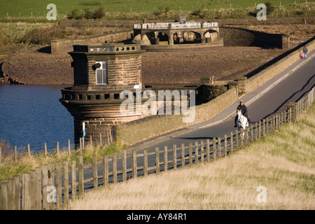 Regno Unito Yorkshire Holmfirth donna di equitazione su Digley diga del serbatoio Foto Stock