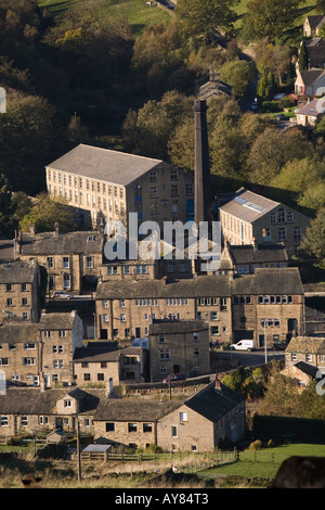 Regno Unito Yorkshire Holmfirth superiore mulino Stubbin tra ex tessitori a tre piani costruito in pietra cottages Foto Stock