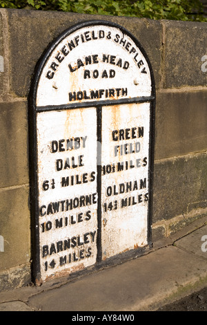 Yorkshire Regno unito Sheffield Town Center pietra miliare sulla Lane End ponte sul Fiume Holme Foto Stock