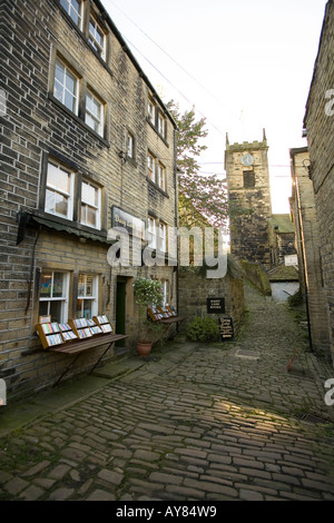 Yorkshire Regno unito Sheffield Town Center Daisy Lane bookshop sotto trinità chiesa parrocchiale e t owd Towser Foto Stock