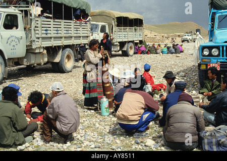 Il Bus trasporto con camion tea break sul percorso da Lhasa al Sacro Monte Kailash nel Tibet occidentale Foto Stock
