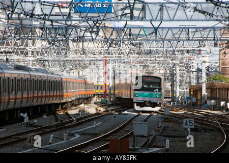 Treni entrando in stazione JR di Shinjuku a Tokyo, Giappone Foto Stock