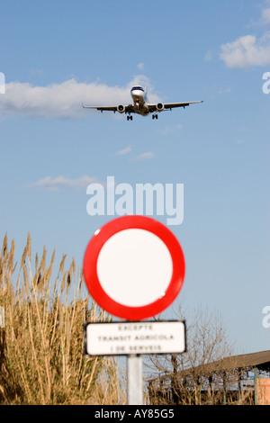 Piano di atterraggio in aeroporto El Prat di Barcellona Spagna Foto Stock