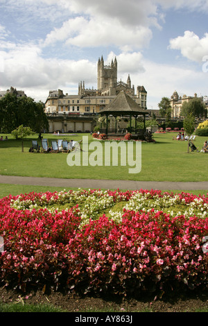 Città di Bath, Inghilterra. Composizioni floreali in bagno's Parade Gardens con Abbazia di Bath in background. Foto Stock