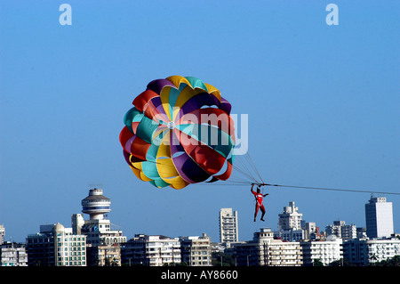 PARA di navigare al largo delle coste di Mumbai Mumbai India Maharashtra Foto Stock