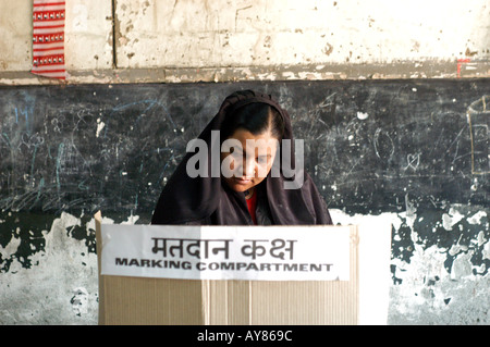 Una votazione segreta dietro lo schermo nascosto nella tabella di voto vano di marcatura in India Foto Stock