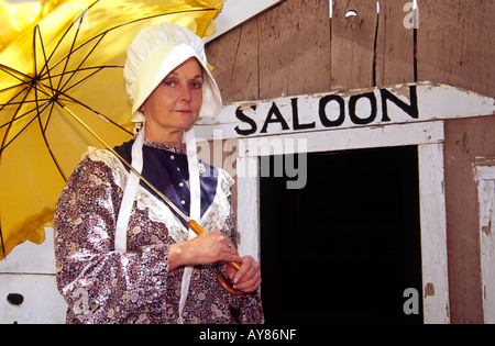 Signor 533 Kathleen Phillips dimostra le ultime novità in fatto di pioniere della moda, alla fibra annuale Fest di Lincoln, Nuovo Messico. Foto Stock