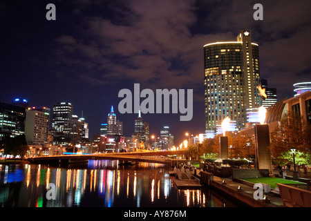 Il Crown Casino fuoco di notte, sul Fiume Yarra, Southbank, Victoria, Melbourne, Australia Foto Stock