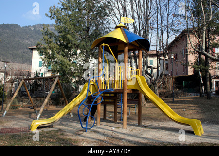 Un parco giochi in Revo Italia Foto Stock