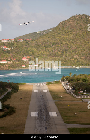 L'aeroporto e delle piste di atterraggio e di decollo sull'isola di San Barts nelle Antille francesi Foto Stock