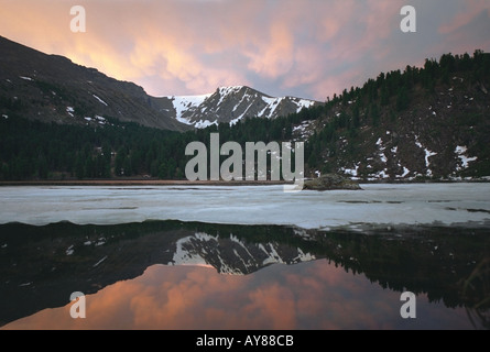 Il Karakol lago al tramonto Altai Russia Foto Stock