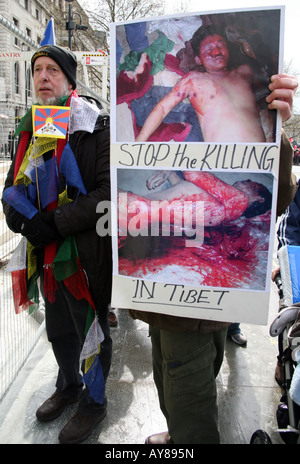 Free Tibet manifestanti a Londra con targhetta grafica Foto Stock