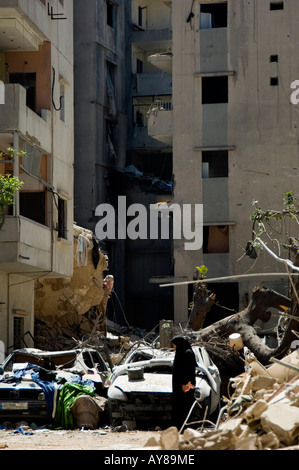 Donna che cammina nella devastata area hizbullah Foto Stock