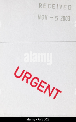 Documenti urgenti sulla scrivania in ufficio Foto Stock