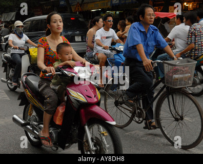 Il traffico nelle ore di punta in Hanoi Vietnam Foto Stock