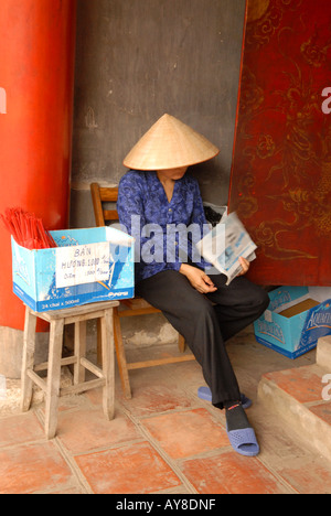 Donna vendita di incenso Tempio della Letteratura chiamato Van Mieu è una delle principali attrazioni turistiche di Hanoi, Vietnam Foto Stock