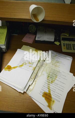 Incidenti di caffè versato su importanti documenti all ufficio Foto Stock