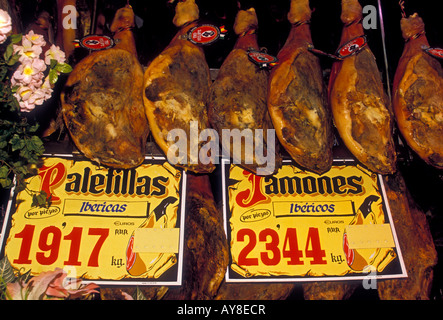 Asciugare prosciutto cotto, Prosciutto crudo, Museo del Prosciutto, Museo del Prosciutto, Carrera San Jeronimo 6, Madrid, Provincia di Madrid, Spagna, Europa Foto Stock