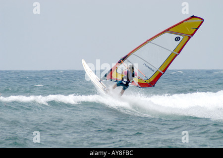 Windsurf off il nord della costa di Lanzarote Foto Stock