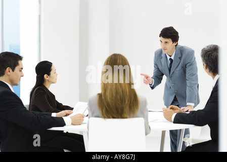 I soci dell'azienda avente meeting manager appoggiata sul tavolo, puntamento Foto Stock