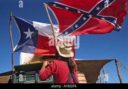 Le bandiere del Texas e della Confederazione volare nella brezza, presso il Lincoln County Cowboy simposio, in Ruidoso Downs, Nuovo Messico. Foto Stock