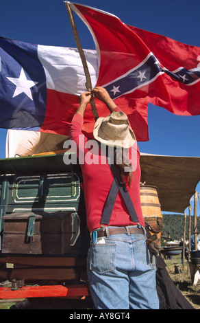 Le bandiere del Texas e della Confederazione volare nella brezza, presso il Lincoln County Cowboy simposio, in Ruidoso Downs, Nuovo Messico. Foto Stock